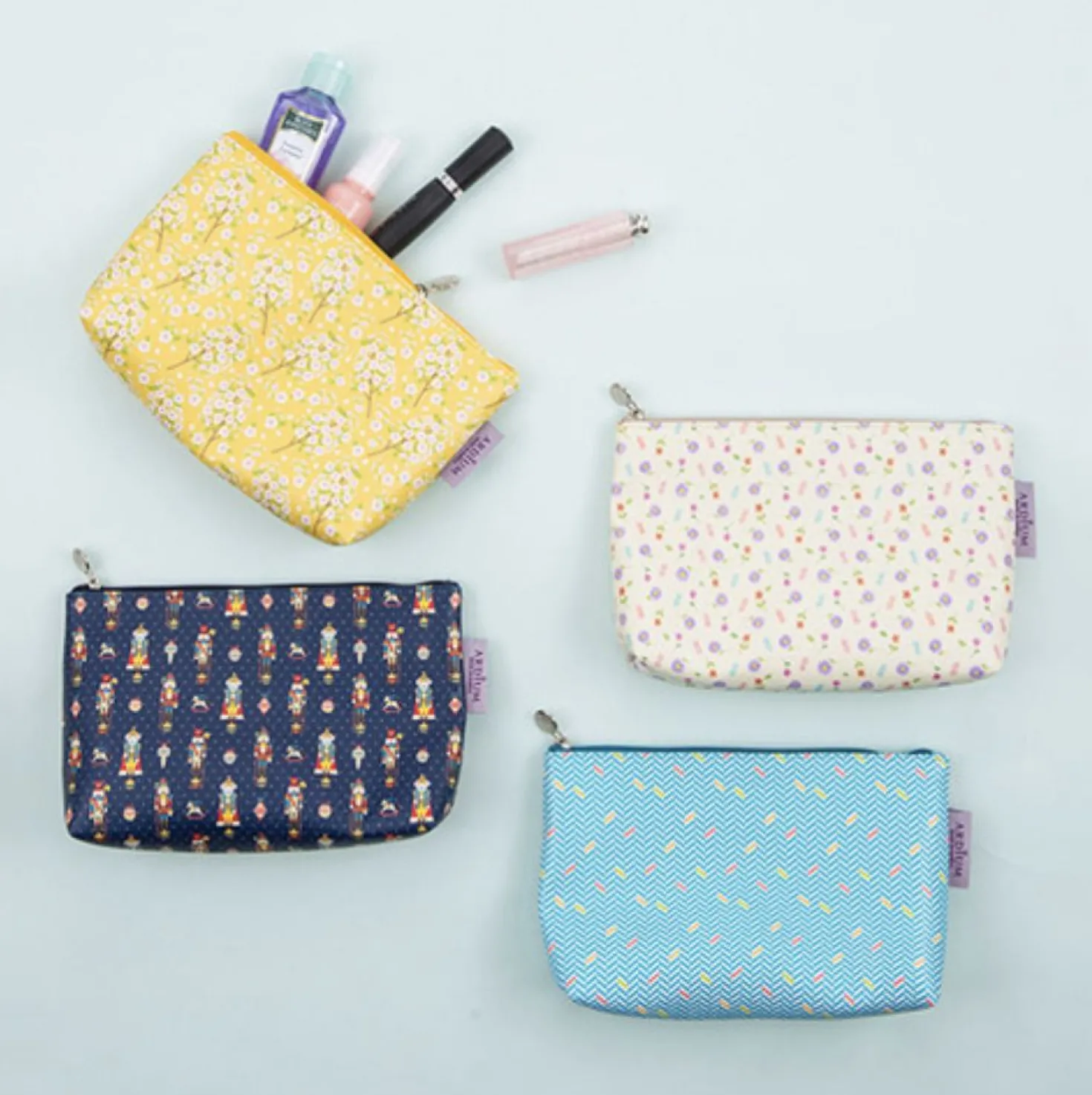 Ardium Triangle Pattern Pouch