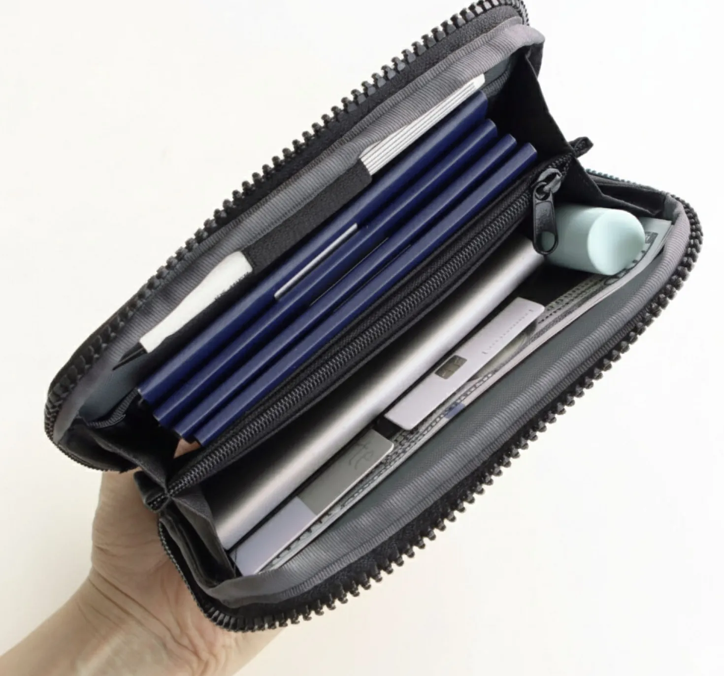 Voyager RFID-Blocking Passport Pouch